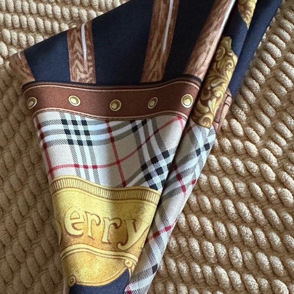 Authentic Burberry scar - Picture 8 of 9